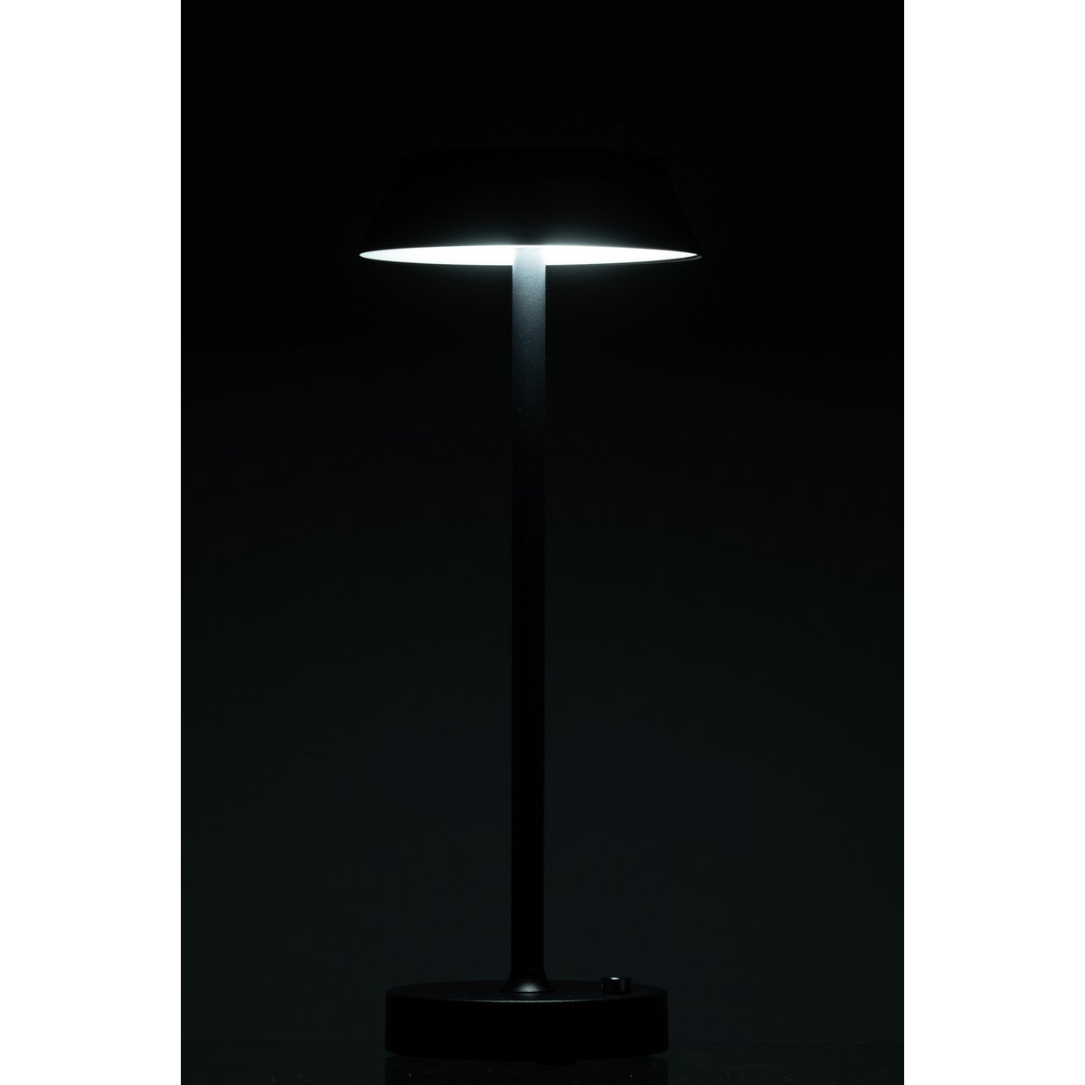 Détail de la base de la lampe J-Line Noé en métal noir