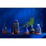 Vase Leo Buoyys en porcelaine bleue, détail du design