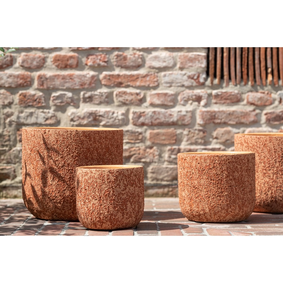 Pot de fleurs J-Line montrant la texture rugueuse de la céramique
