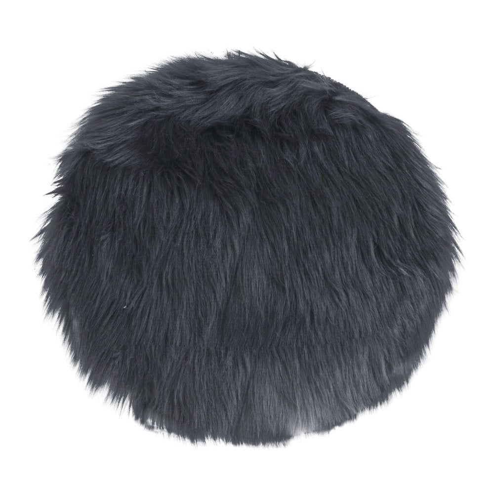 Coussin en peau d'agneau artificielle gris sur fond blanc, texture douce et moelleuse