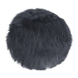 Coussin en peau d'agneau artificielle gris sur fond blanc, texture douce et moelleuse