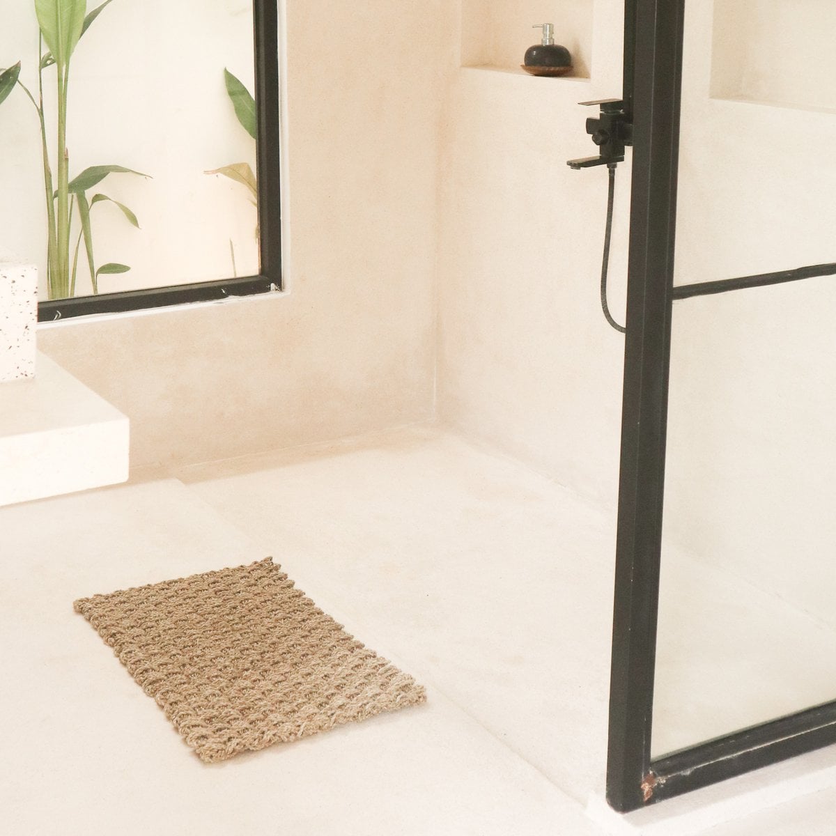 Détail du tissage du tapis en jonc de mer Nirama