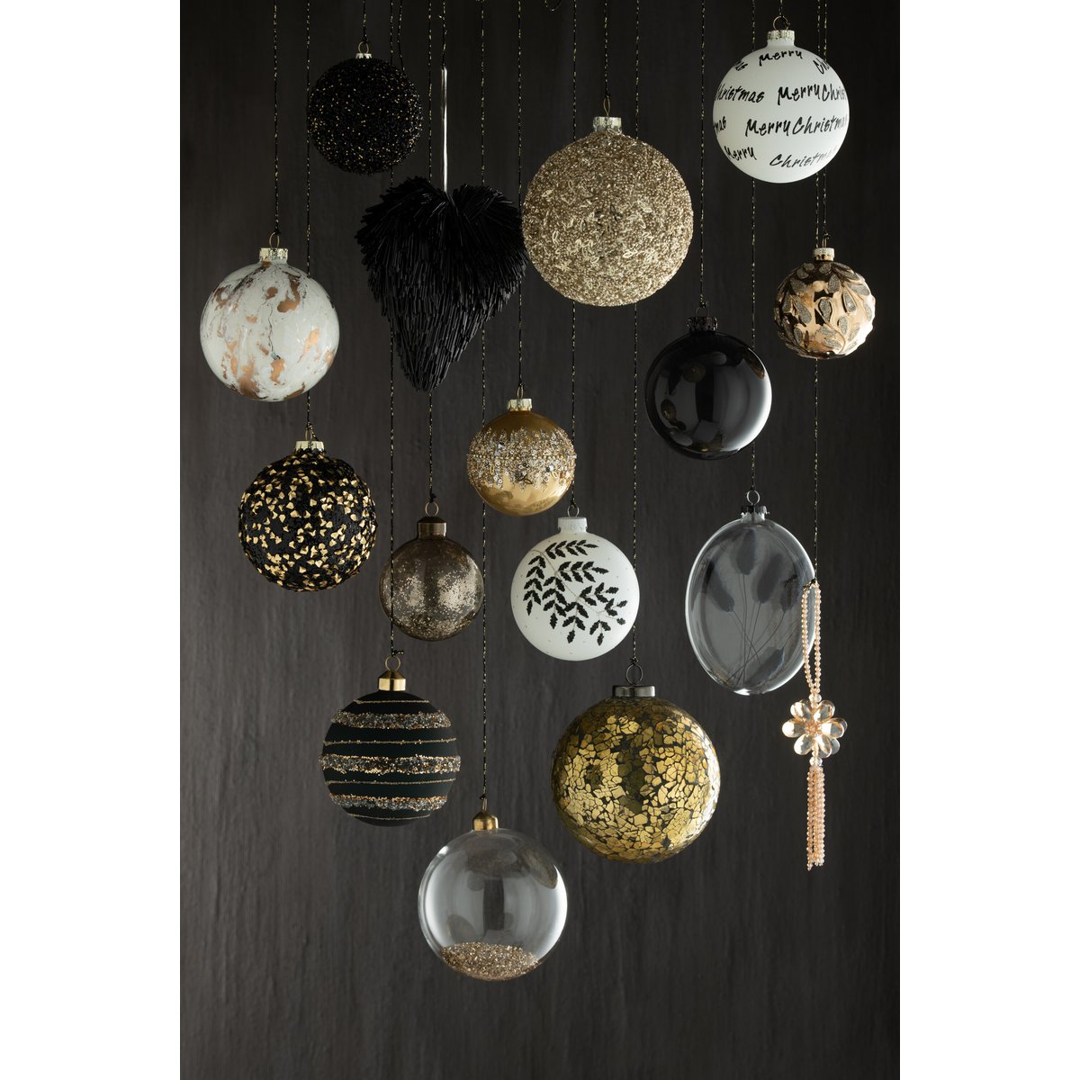 Détail de la Boule de Noël J-Line, surface en verre noir brillant
