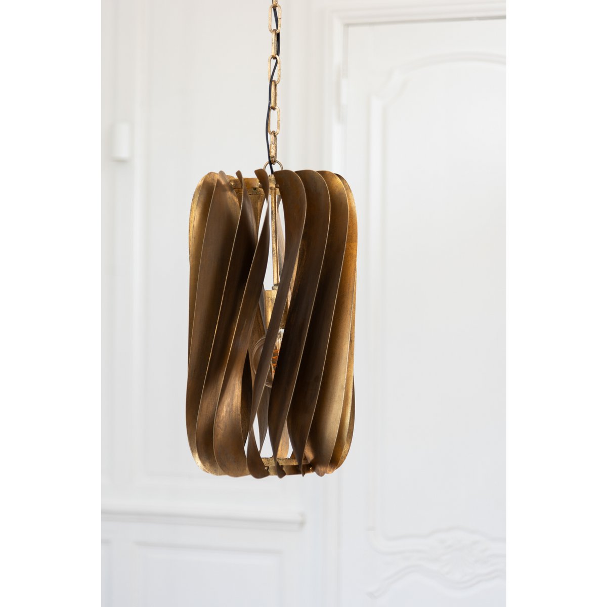 Lampe à suspension J-Line Tina installée dans un salon moderne