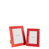 Cadre photo J-Line en verre rouge, ambiance chic dans un salon.