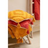 Détail du coussin J-Line en coton ocre, texture tuftée