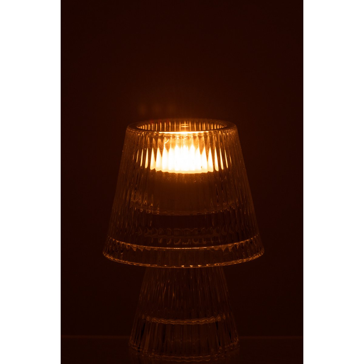 Photophore J-Line Hat sur une table élégante - ambiance chaleureuse