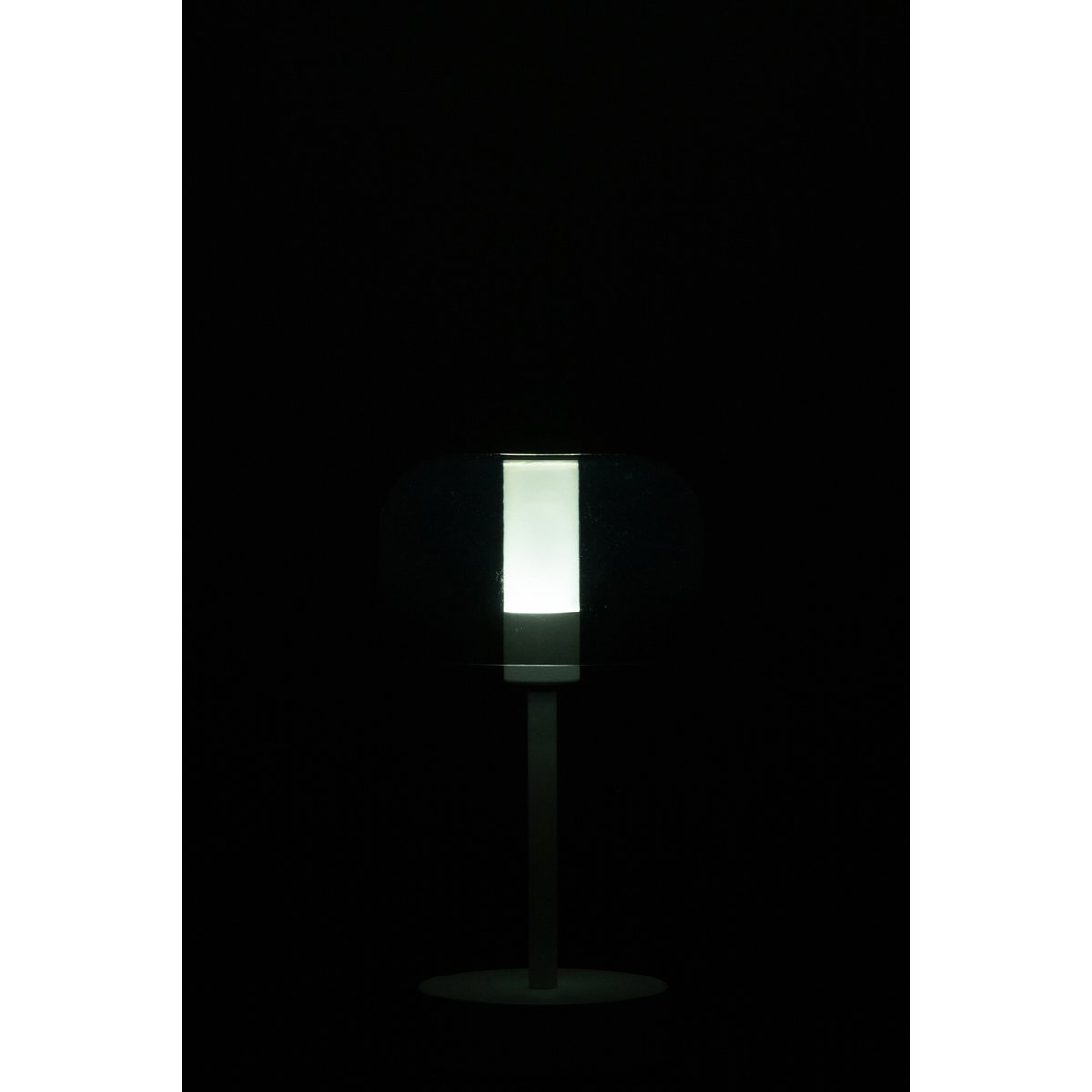Lampe J-Line Woa sur une table moderne, ambiance cosy