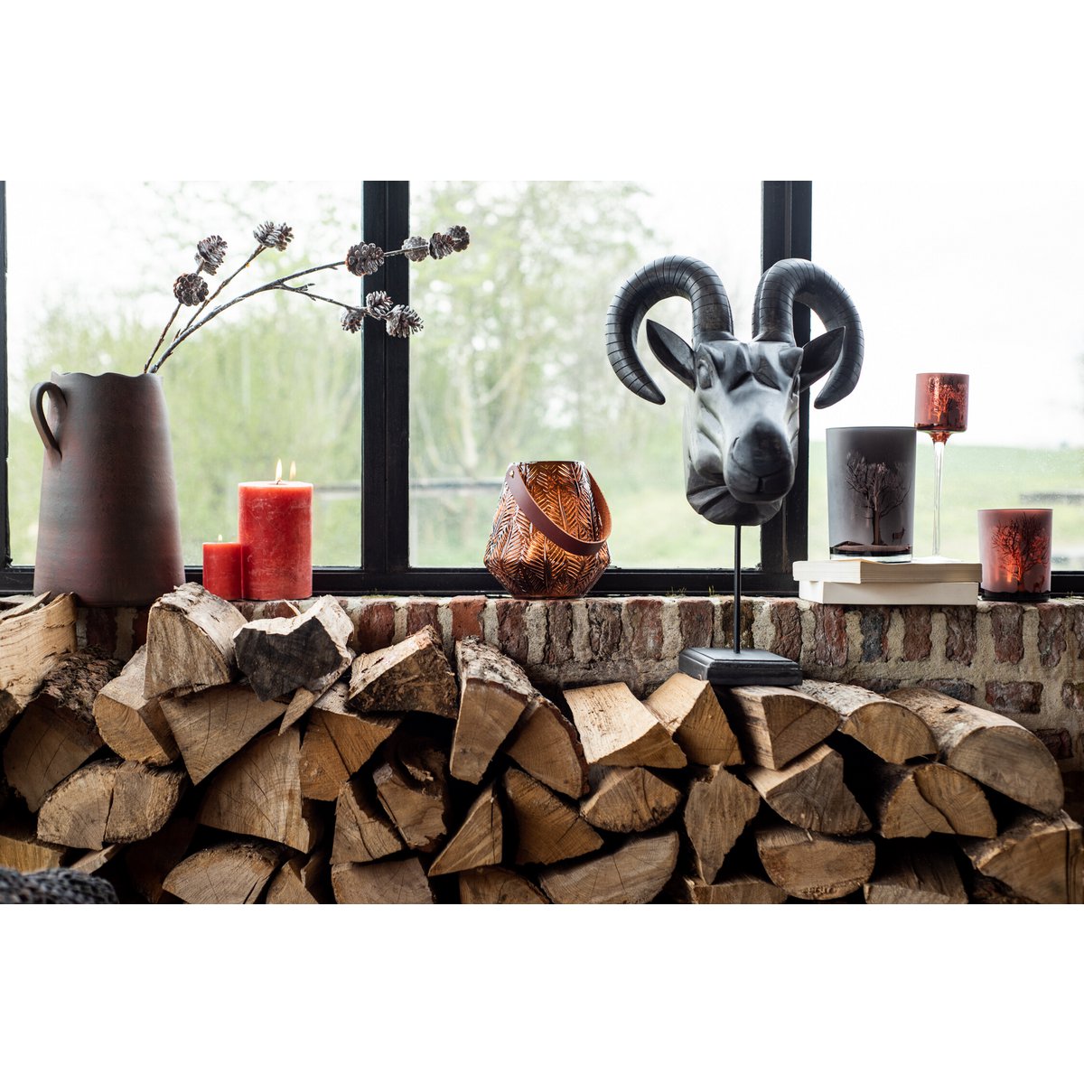 Bougie cylindrique marron J-Line avec lumière douce, ambiance cosy.
