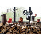 Bougie cylindrique marron J-Line avec lumière douce, ambiance cosy.