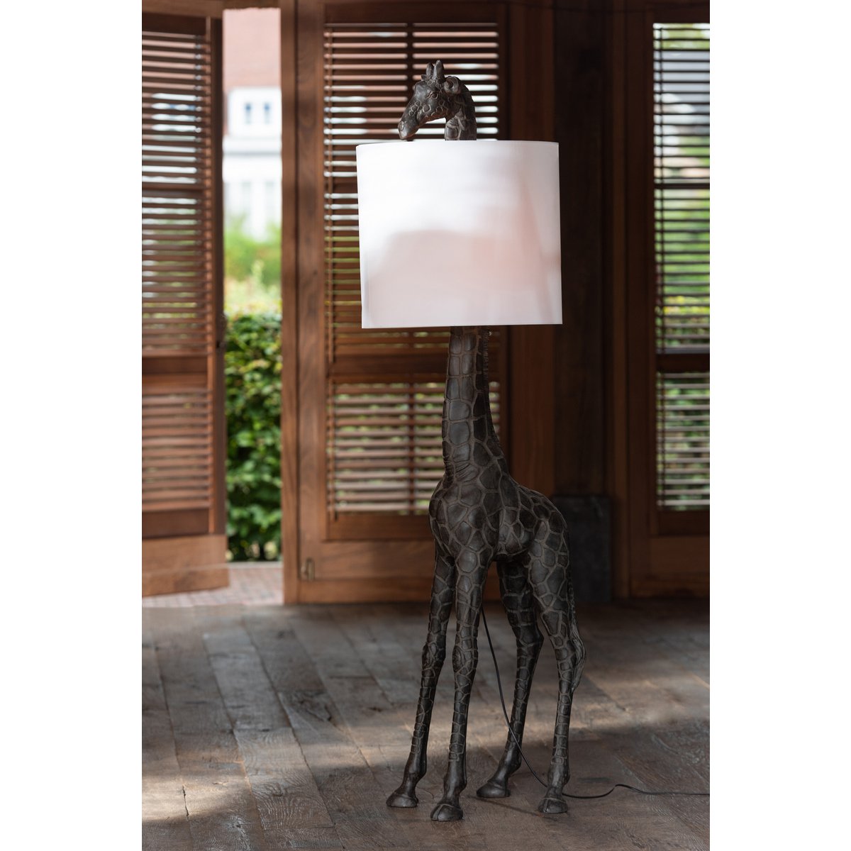 Vue latérale de la lampe girafe J-Line, dimensions impressionnantes