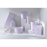 Bougie parfumée J-Line allumée, diffusant une lumière douce