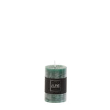 Bougie cylindrique J-Line vert foncé, élégante et raffinée, sur fond neutre