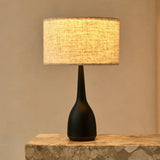 Lampe Jacob sur une table en bois, ambiance cosy