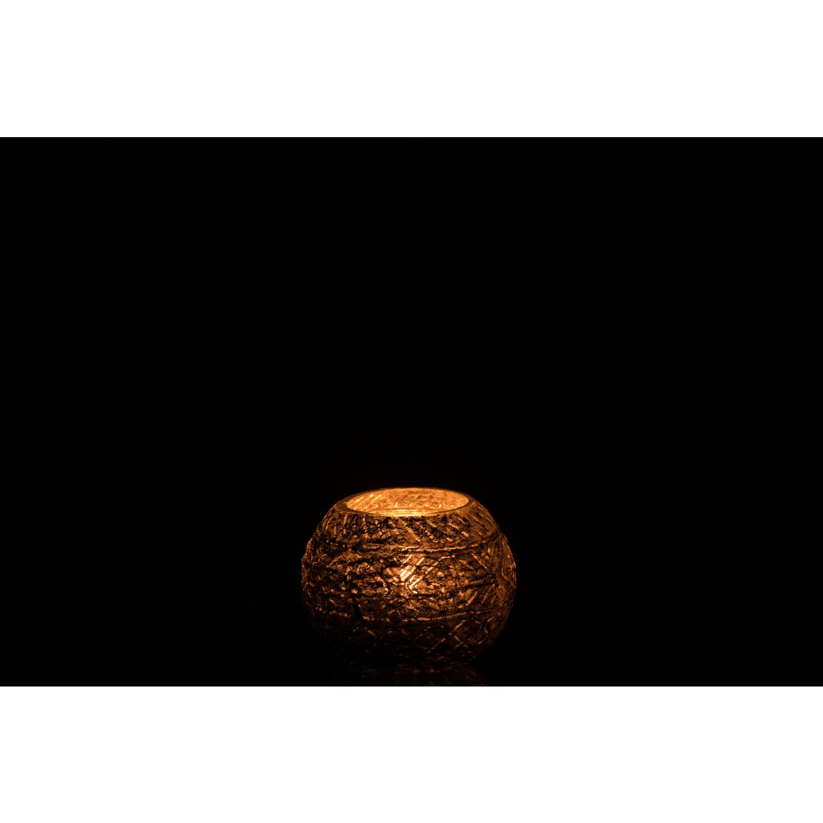 Lanterne J-Line Ball Boho éclairée, créant une ambiance chaleureuse