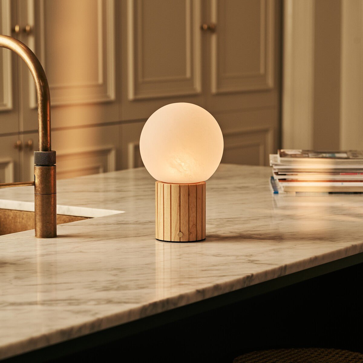 Lampe de table rechargeable Nadine marron clair avec abat-jour interchangeable