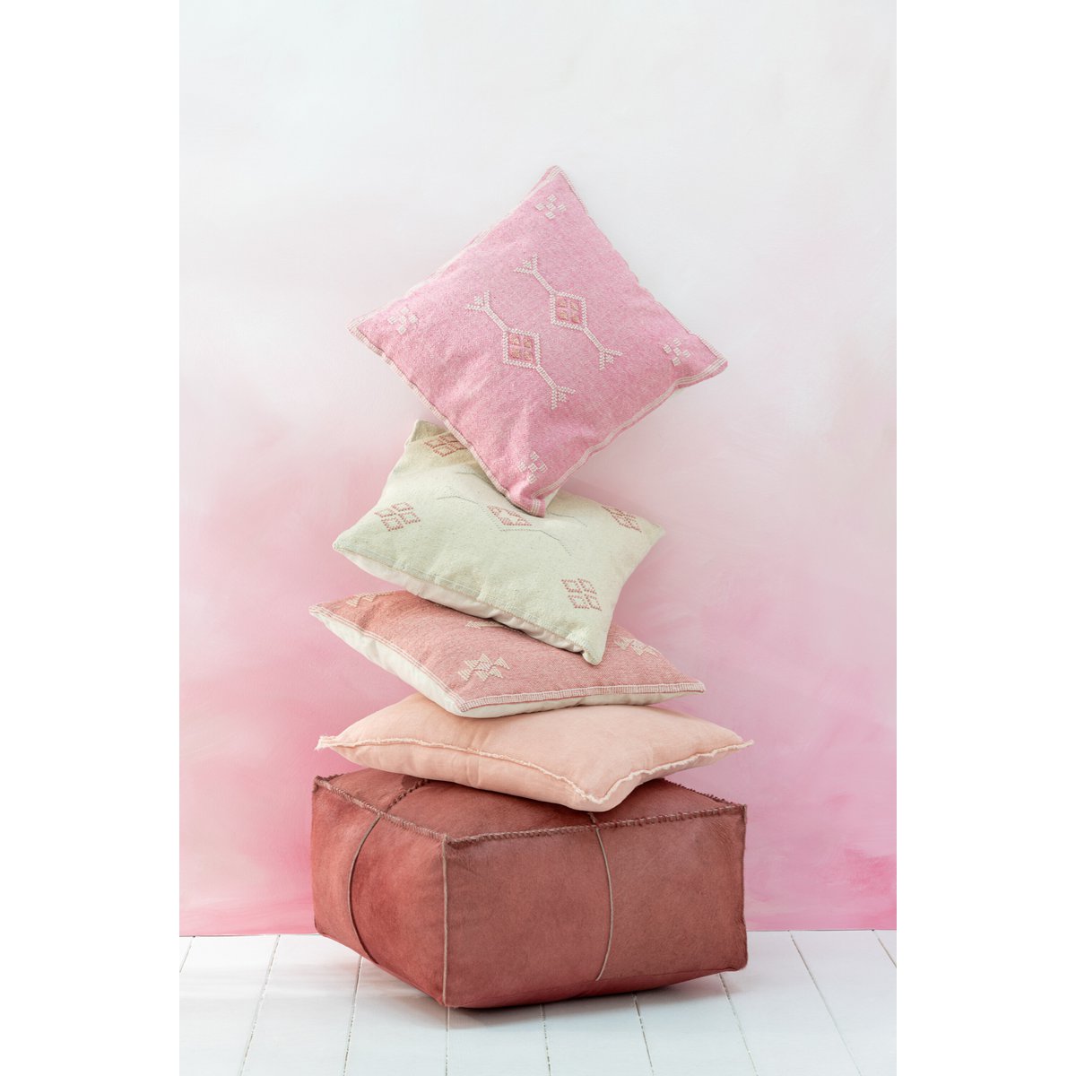 Coussin J-Line sur un canapé, ajoutant une touche de luxe