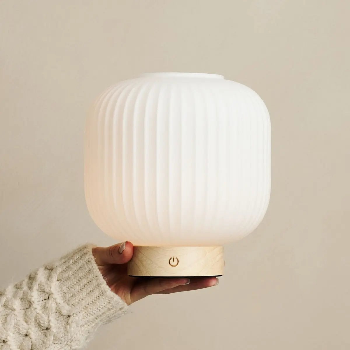 Lampe Lyla allumée en mode lumière bougie
