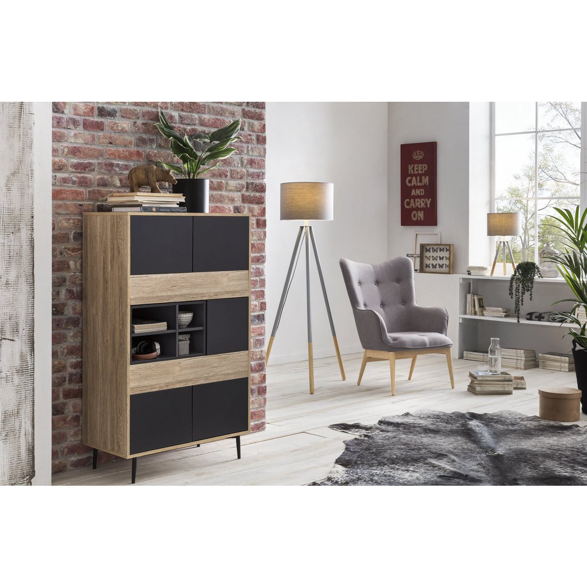 Espace de rangement ouvert et fermé du tableau en bois