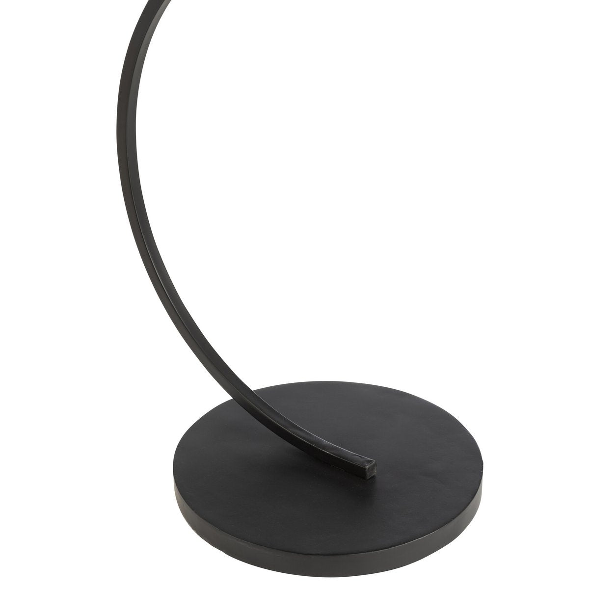 Table Swoosh J-Line avec des objets décoratifs sur le plateau