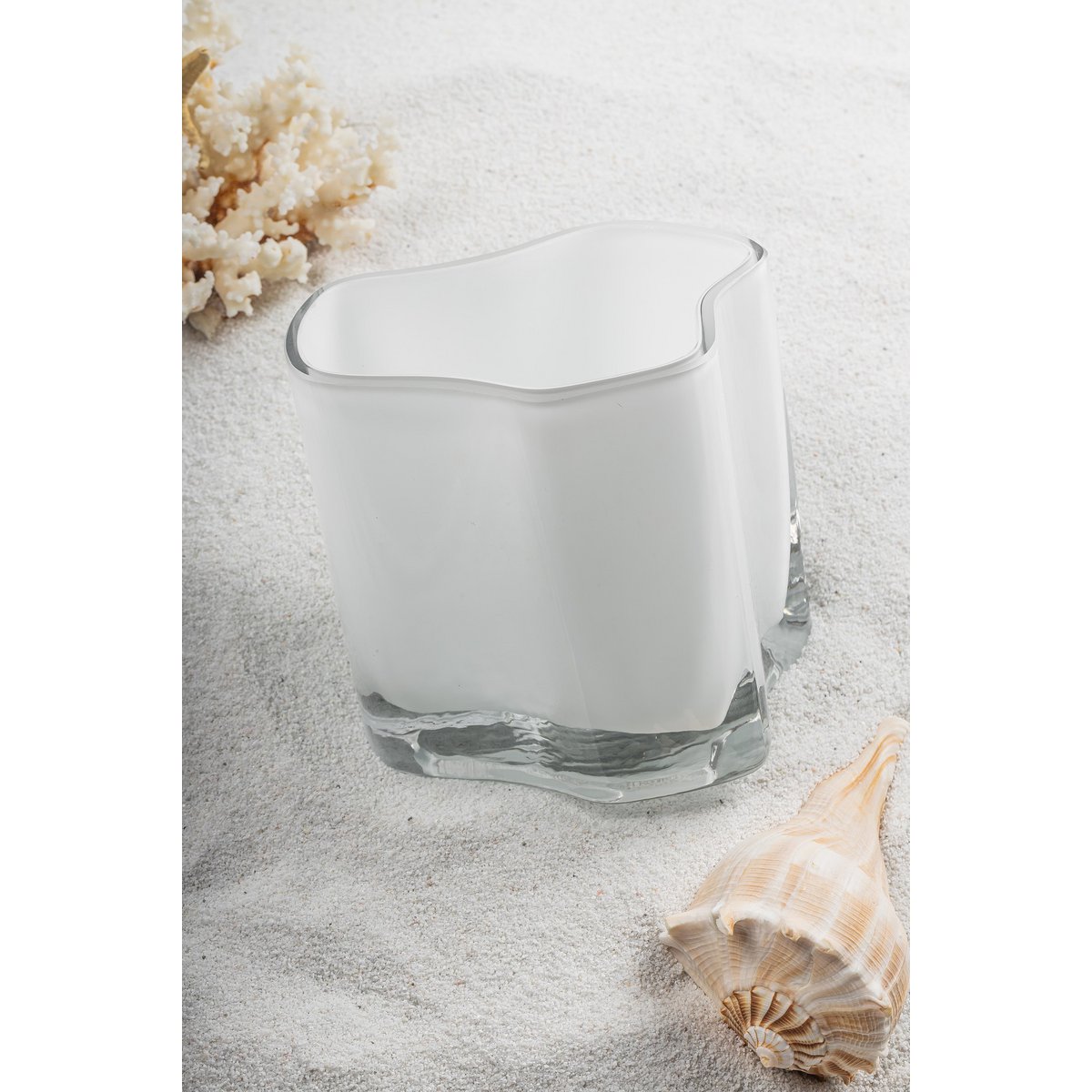 Vase COR13WH en blanc, sur fond neutre
