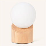 Lampe Quin sur une table en bois