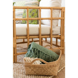Étagère J-Line en bambou naturel, mise en scène dans un salon chic