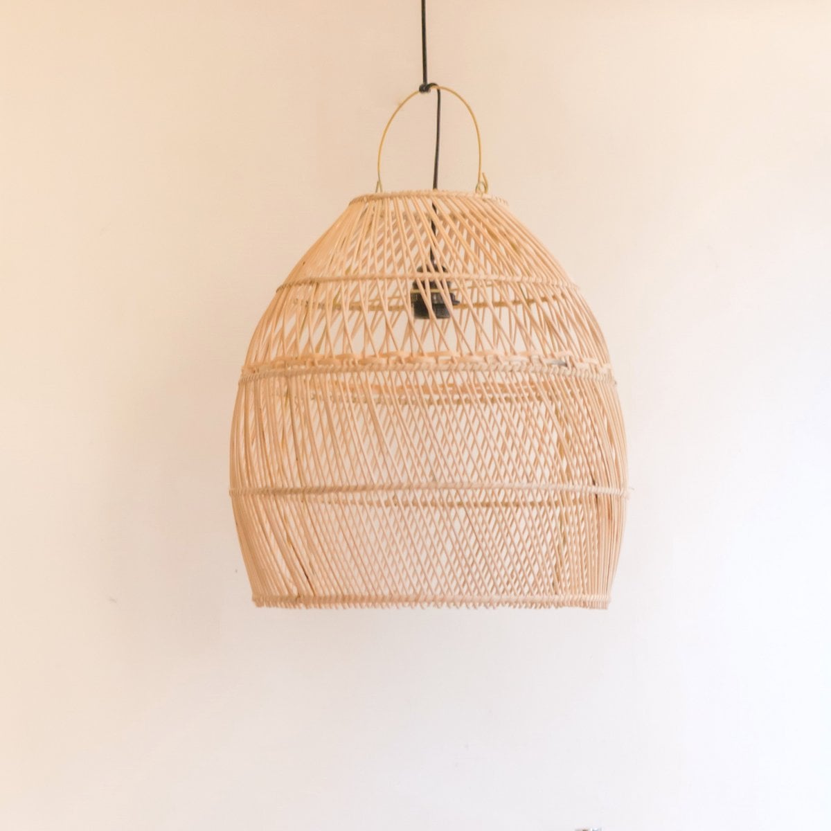 Lampe en rotin Seminyak vue de face, design minimaliste et chic