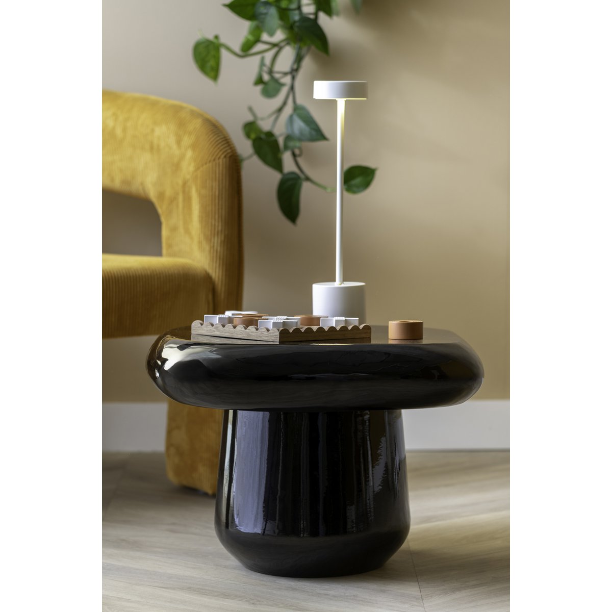 Table d'Appoint Roca dans un intérieur moderne, ajoutant une touche décorative