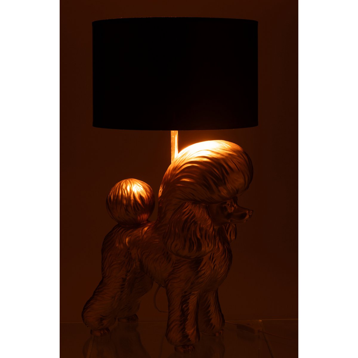 Lampe Chien Caniche en résine dorée dans un salon élégant