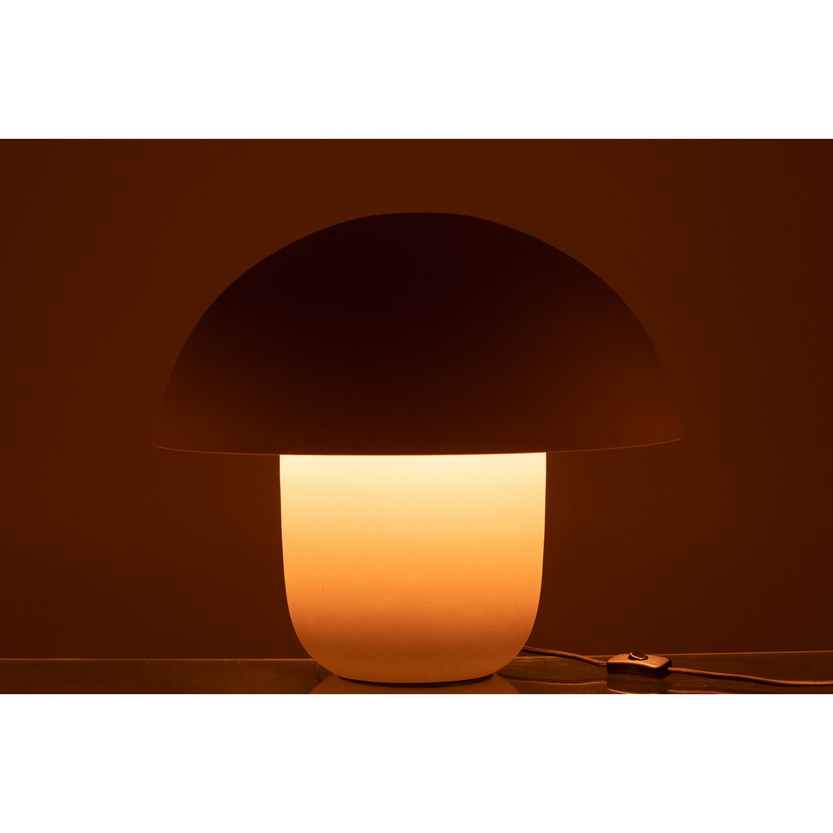 Détail de la lampe de table J-Line en métal beige