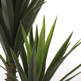 Vue d'ensemble de la plante Yucca artificielle dans un intérieur moderne