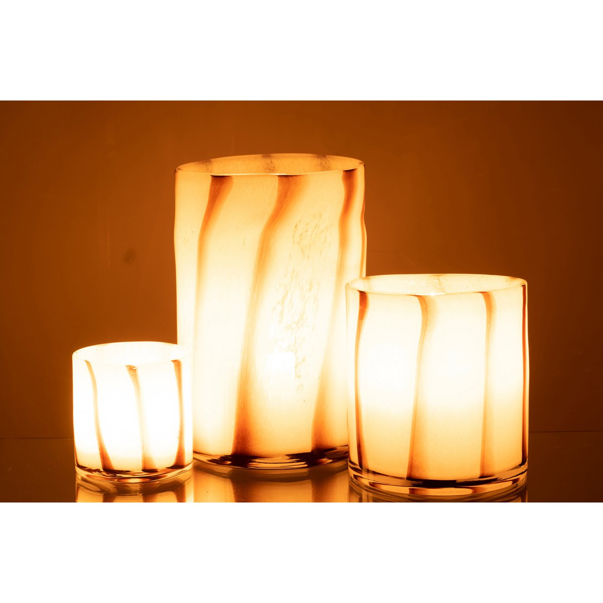 Ambiance chaleureuse créée par la lampe J-Line dans un intérieur