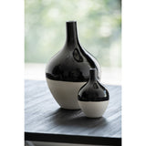 Vase J-Line IVA sur une table moderne, ambiance contemporaine