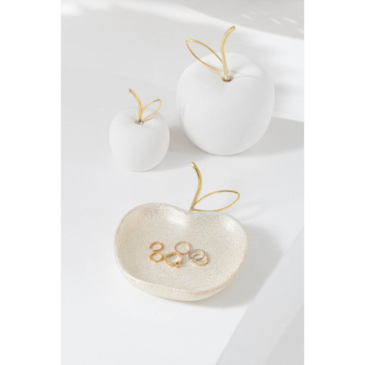 Vue latérale de l'assiette J-Line Pomme, design élégant et raffiné