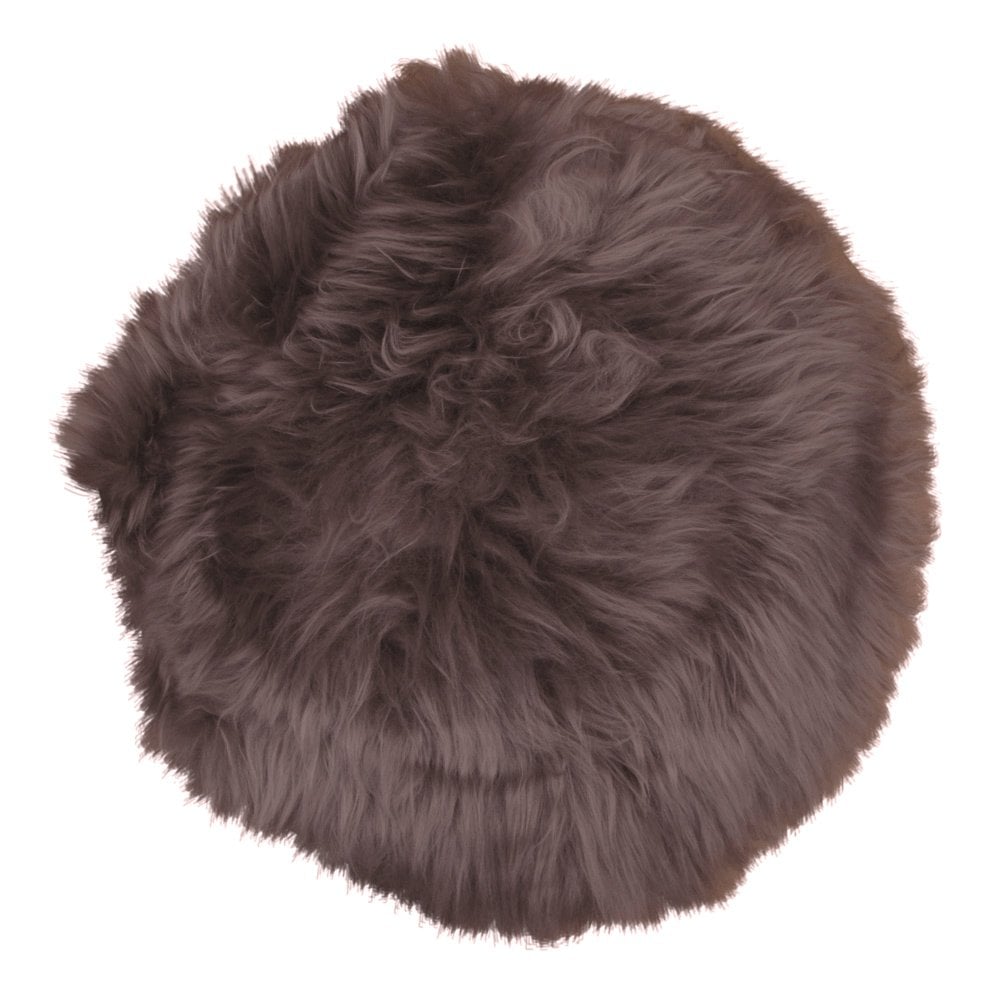 Coussin en peau d'agneau véritable marron sur une chaise