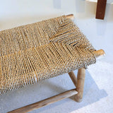 Banc SUNGAI en bois massif avec surface d'assise en jonc de mer tissé