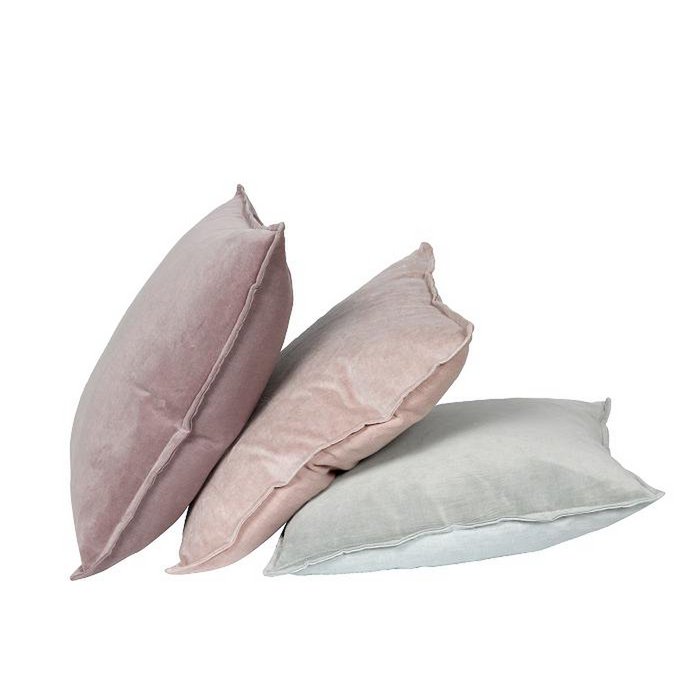 Coussin vintage vieux rose sur un canapé élégant