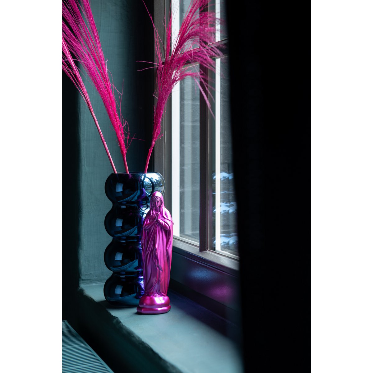 Vase en verre bleu J-Line Caterpillar, vue de face