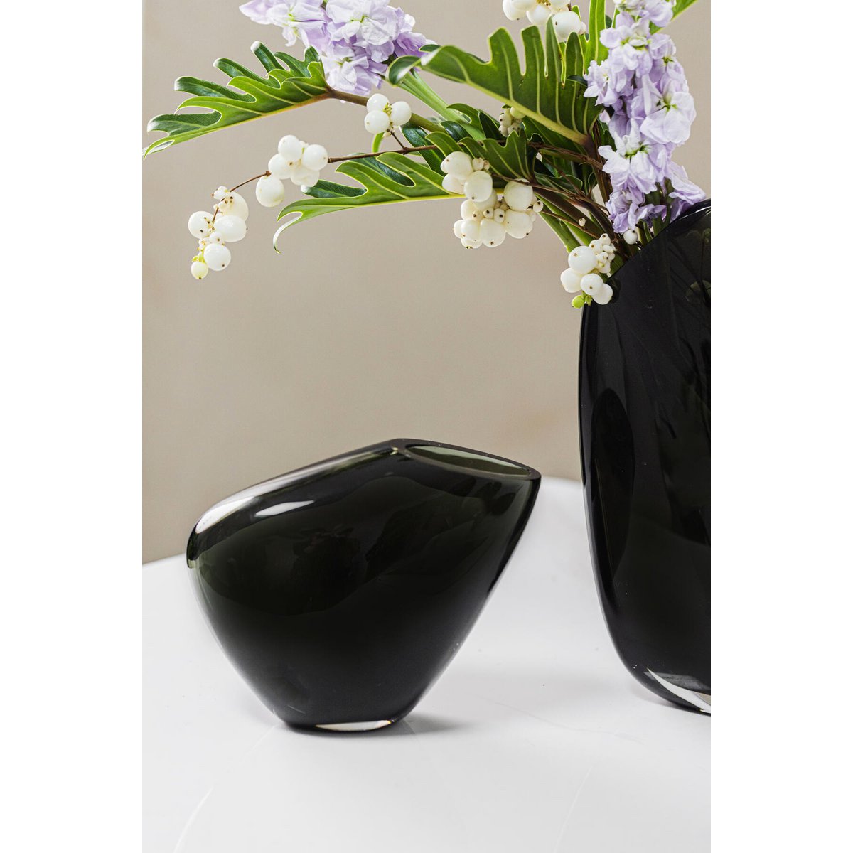 Détail du vase KOOKY21GR, finition brillante et forme organique