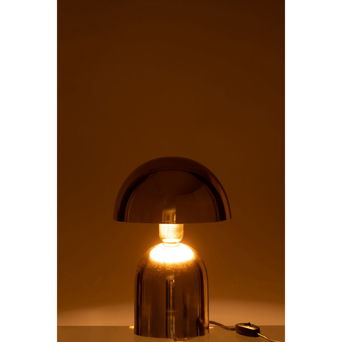 Détail du design moderne de la J-Table Champignon de Lampe