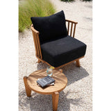 Table basse Seseh entourée de chaises de jardin