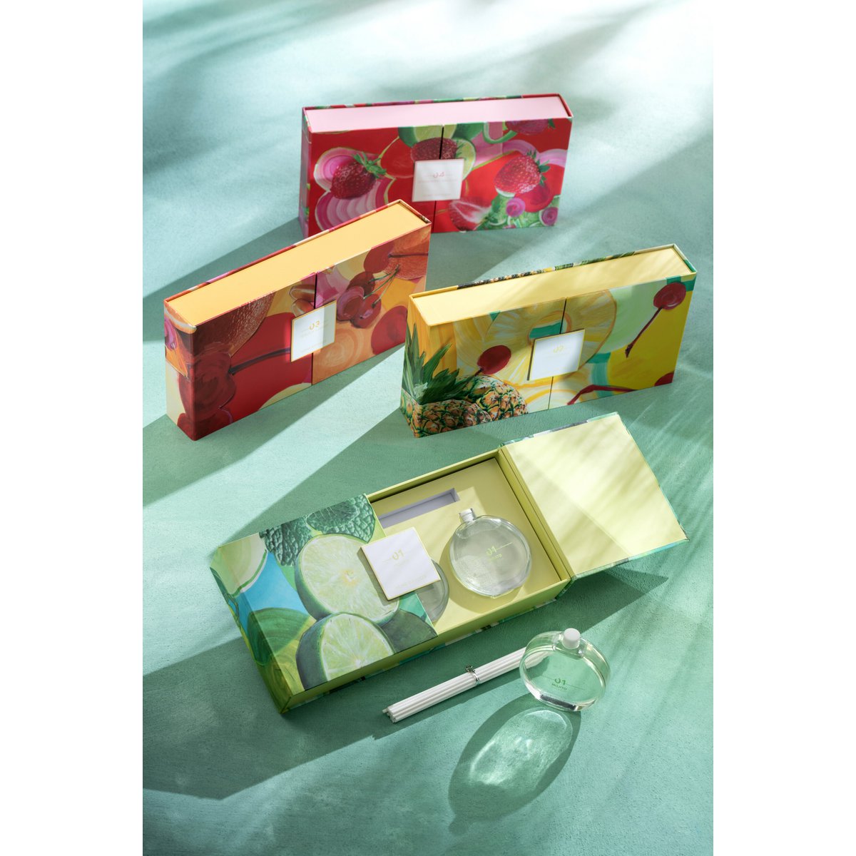 Détail du coffret J-Line - Huile parfumée Fraise Daiquiri sur une table chic