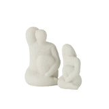 Sculpture Vénus en ciment blanc sur une table décorative, ambiance intérieure.