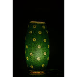 Détail de la lampe J-Line Bram en verre vert, mettant en valeur le design