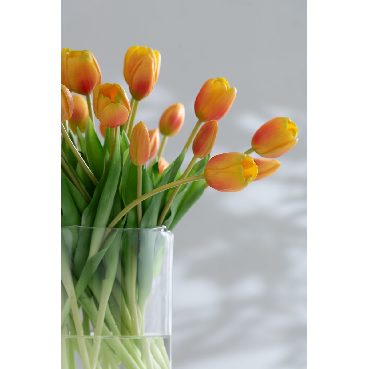 Détail des tulipes orange en plastique du bouquet J-Line