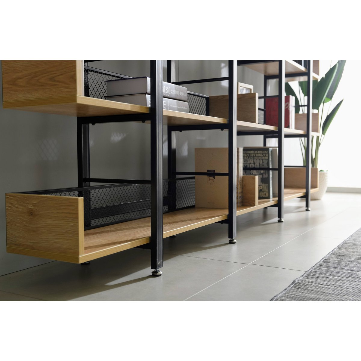 Étagère moderne dans un intérieur contemporain, ambiance