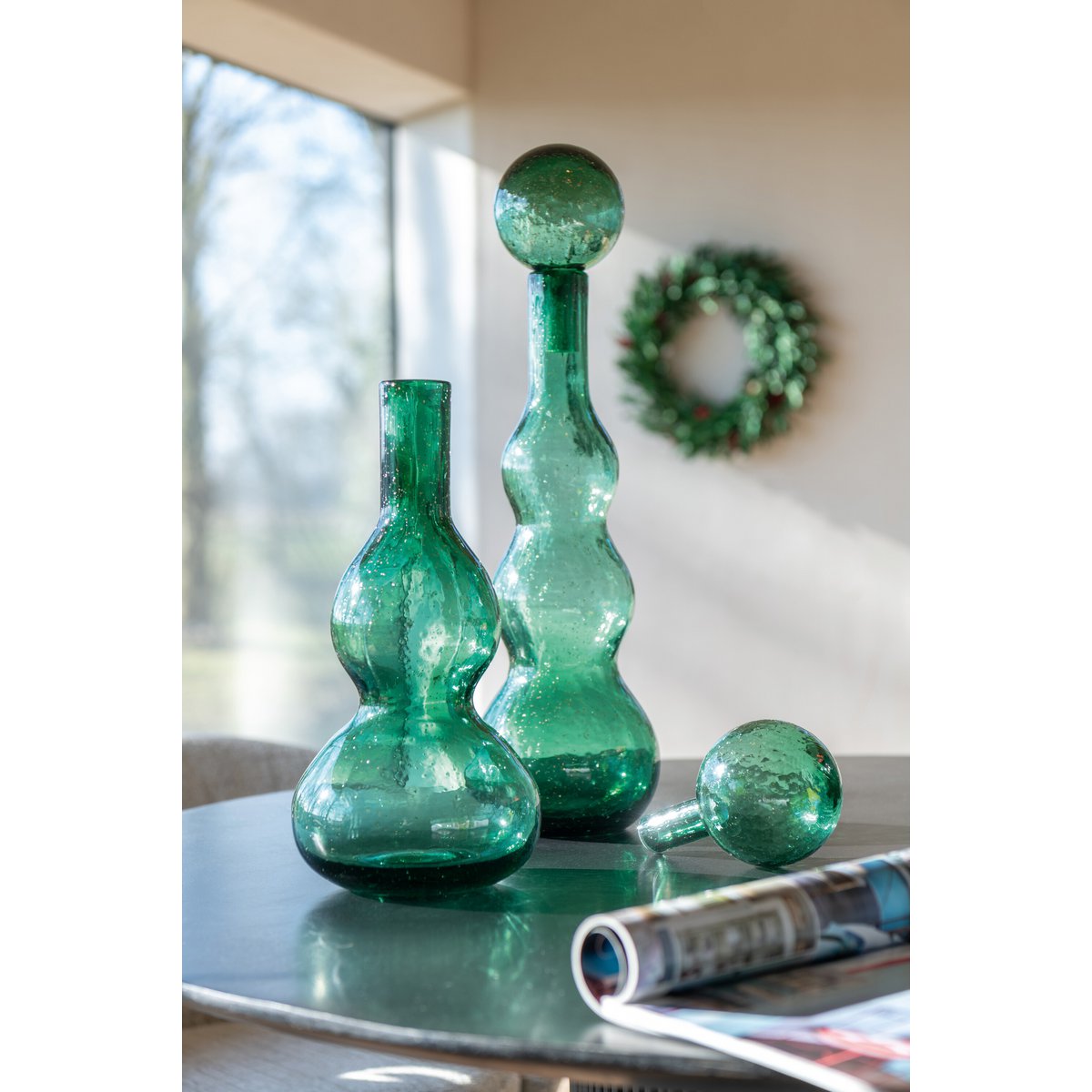 Bouteille Carol en verre vert - mise en scène dans un salon