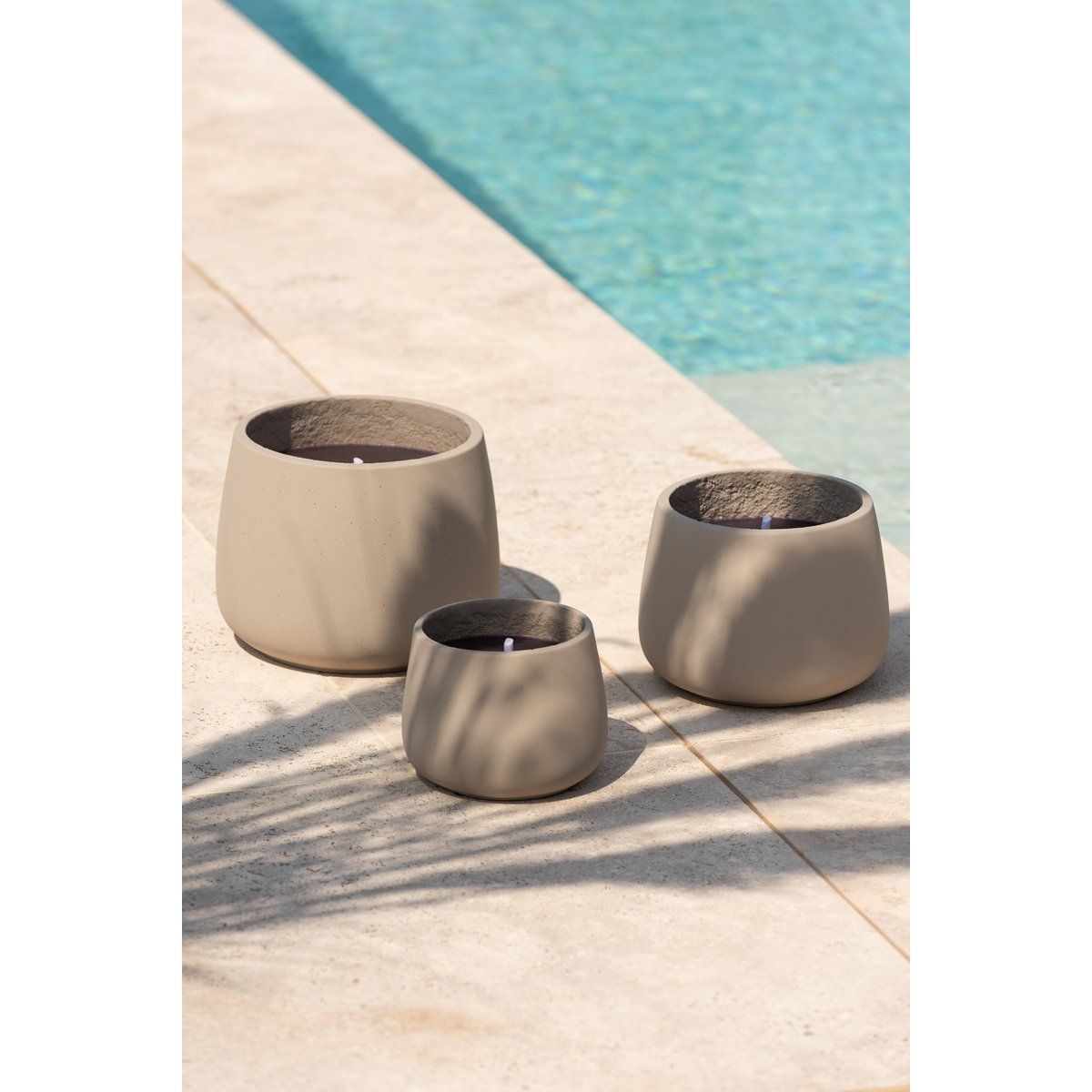 Bougie J-Line Cyra dans un jardin moderne