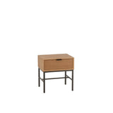 Table J-Line entourée de décorations élégantes